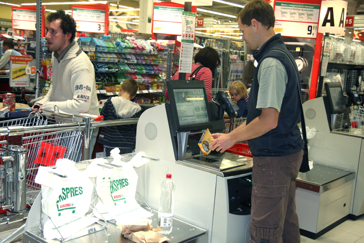 CD344_03_RETAIL_SelfCheckout CD344_03_RETAIL_SelfCheckout